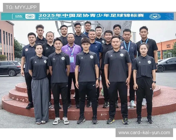 足球主裁不满球员抱怨直接掏牌