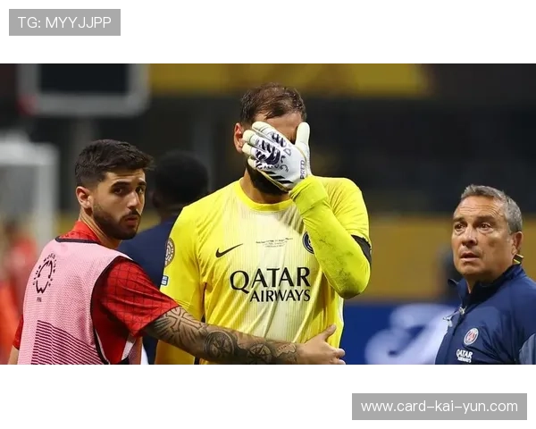 足球门将把球漏进门！自责跪地